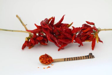 Kırmızı kurutulmuş acı biber ve kırmızı pul biber veya beyaz arka planda izole edilmiş toz, sağlıklı Türk baharatı.