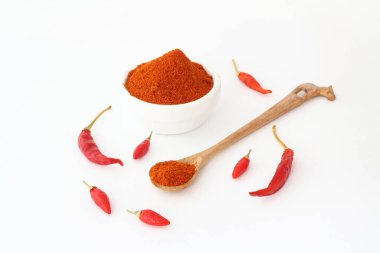 Kırmızı kurutulmuş acı biber ve kırmızı pul biber veya beyaz arka planda izole edilmiş toz, sağlıklı Türk baharatı.