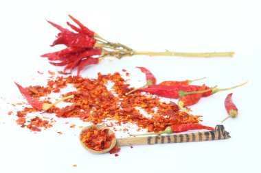 Kırmızı kurutulmuş acı biber ve kırmızı pul biber veya beyaz arka planda izole edilmiş toz, sağlıklı Türk baharatı.