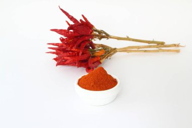 Kırmızı kurutulmuş acı biber ve kırmızı pul biber veya beyaz arka planda izole edilmiş toz, sağlıklı Türk baharatı.