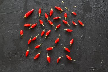 Siyah arkaplanda kırmızı kırmızı kırmızı biber