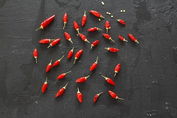 Siyah arkaplanda kırmızı kırmızı kırmızı biber