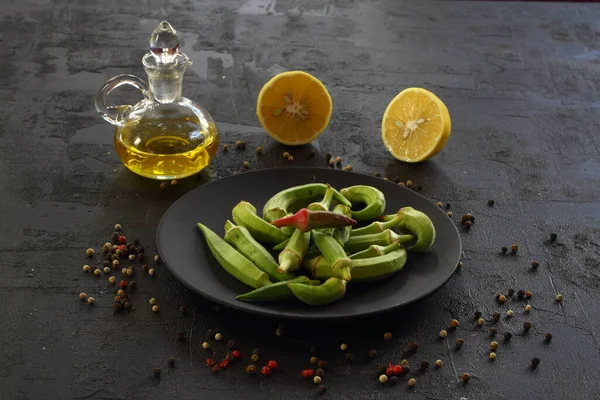 Färsk Ung Okra Eller Ladyfinger Isolerad Svart Bakgrund Med Olivolja — Stockfoto