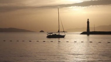 Gün batımında deniz manzarası. Sahildeki deniz feneri. Deniz kenti Turgutreis ve muhteşem gün batımları