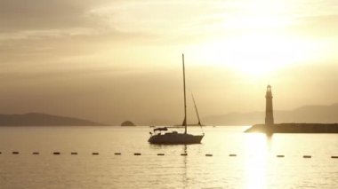 Gün batımında deniz manzarası. Sahildeki deniz feneri. Deniz kenti Turgutreis ve muhteşem gün batımları