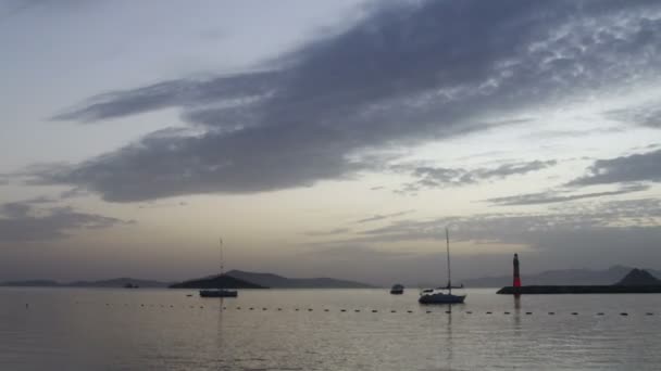 日没時の風景 海岸の灯台 Turgutreisの海辺の町と壮大な夕日 — ストック動画