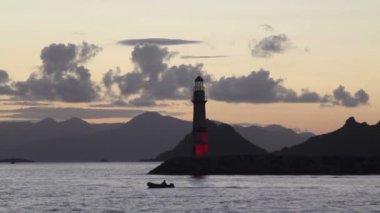 Gün batımında deniz manzarası. Sahildeki deniz feneri. Deniz kenti Turgutreis ve muhteşem gün batımları