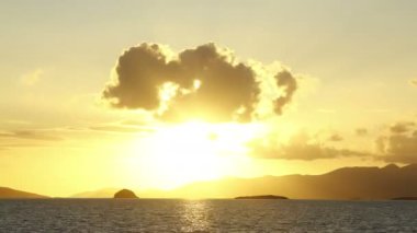 Gün batımında deniz manzarası. Sahildeki deniz feneri. Deniz kenti Turgutreis ve muhteşem gün batımları