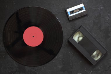 Vinil kayıt, ses ve video kasetleri üst görünümde
