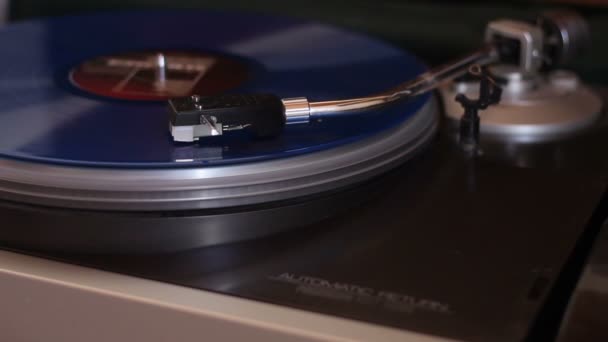 Viejo Disco Vinilo Azul Con Ruta Recorte Giradiscos Con Grabación — Vídeos de Stock