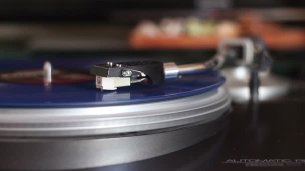 Oude Blauwe Vinylplaat Met Knippad Draaitafel Met Vinyl Record Spelen — Stockvideo