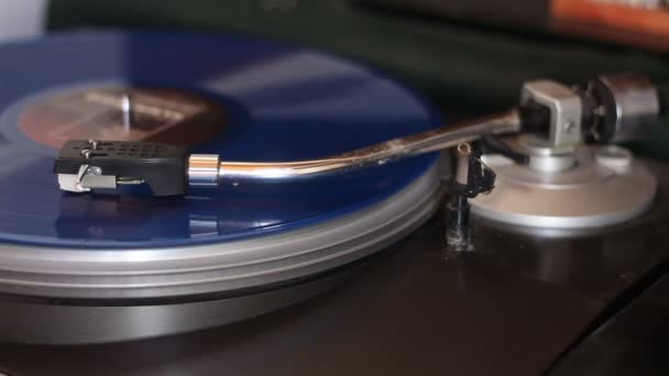 Old Blue Vinyl Record Clipping Path Turntable Vinyl Record Playing — Stock Video