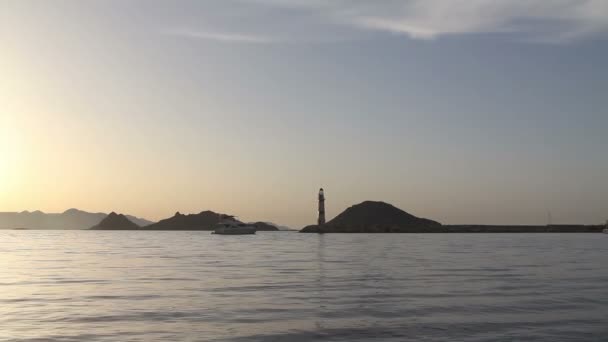 日没時の風景 海岸の灯台 Turgutreisの海辺の町と壮大な夕日 — ストック動画