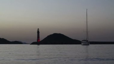 Gün batımında deniz manzarası. Sahildeki deniz feneri. Deniz kenti Turgutreis ve muhteşem gün batımları