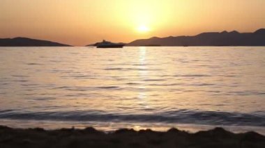 Denizin üzerinde gün batımı
