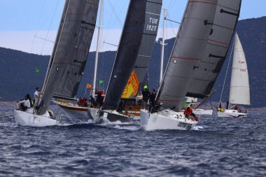 Bodrum, Hindi. 07 Nisan 2024: Ege Denizi 'nin mavi sularında, ünlü tatil beldesi Bodrum' un kıyılarında yelkenliler rüzgarlı havada yelken açıyor.