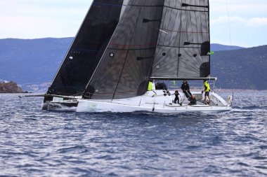 Bodrum, Hindi. 07 Nisan 2024: Ege Denizi 'nin mavi sularında, ünlü tatil beldesi Bodrum' un kıyılarında yelkenliler rüzgarlı havada yelken açıyor.