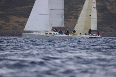 Bodrum, Hindi. 07 Nisan 2024: Ege Denizi 'nin mavi sularında, ünlü tatil beldesi Bodrum' un kıyılarında yelkenliler rüzgarlı havada yelken açıyor.