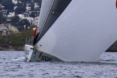 Bodrum, Hindi. 07 Nisan 2024: Ege Denizi 'nin mavi sularında, ünlü tatil beldesi Bodrum' un kıyılarında yelkenliler rüzgarlı havada yelken açıyor.