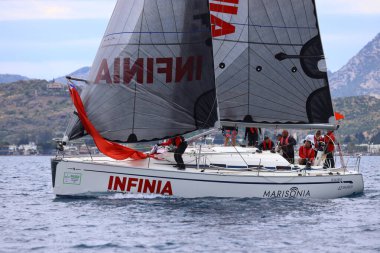 Bodrum, Hindi. 07 Nisan 2024: Ege Denizi 'nin mavi sularında, ünlü tatil beldesi Bodrum' un kıyılarında yelkenliler rüzgarlı havada yelken açıyor.