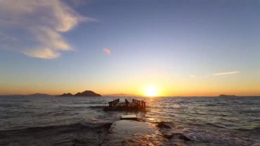 Deniz kenti Turgutreis ve muhteşem gün batımları. Bodrum, Hindi. Terk edilmiş eski iskelede.