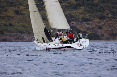 Bodrum, Hindi. 07 Nisan 2024: Ege Denizi 'nin mavi sularında, ünlü tatil beldesi Bodrum' un kıyılarında yelkenliler rüzgarlı havada yelken açıyor.