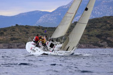 Bodrum, Hindi. 07 Nisan 2024: Ege Denizi 'nin mavi sularında, ünlü tatil beldesi Bodrum' un kıyılarında yelkenliler rüzgarlı havada yelken açıyor.