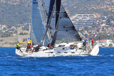 Bodrum, Hindi. 06 Nisan 2024: Ege Denizi 'nin mavi sularında, ünlü tatil beldesi Bodrum' un kıyılarında yelkenliler rüzgarlı havada yelken açıyor.