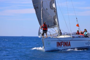 Bodrum, Hindi. 06 Nisan 2024: Ege Denizi 'nin mavi sularında, ünlü tatil beldesi Bodrum' un kıyılarında yelkenliler rüzgarlı havada yelken açıyor.