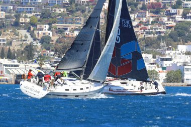 Bodrum, Hindi. 06 Nisan 2024: Ege Denizi 'nin mavi sularında, ünlü tatil beldesi Bodrum' un kıyılarında yelkenliler rüzgarlı havada yelken açıyor.