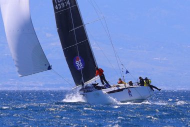 Bodrum, Hindi. 06 Nisan 2024: Ege Denizi 'nin mavi sularında, ünlü tatil beldesi Bodrum' un kıyılarında yelkenliler rüzgarlı havada yelken açıyor.