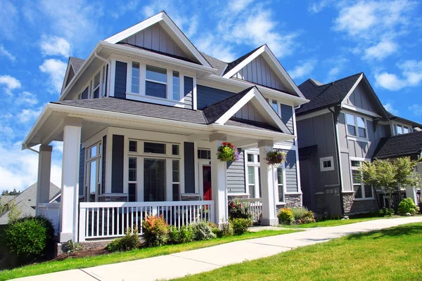 Beautiful New Contempory Suburban Houses Colorful Summer Gardens Canadian Neighborhood — Stock Photo, Image