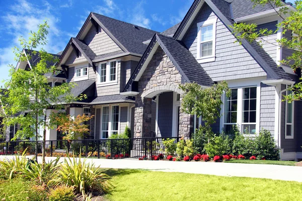 Hermosas Nuevas Casas Suburbanas Contemporáneas Con Coloridos Jardines Verano Barrio —  Fotos de Stock