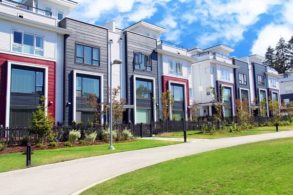 Bonito Novo Subúrbio Contemporâneo Anexado Townhomes Com Coloridos Jardins Verão — Fotografia de Stock