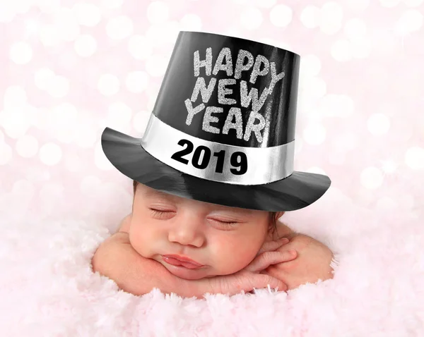 Pasgeboren Babymeisje Dragen Van Een Hoed Happy New Year 2019 — Stockfoto