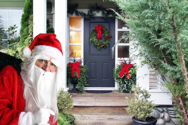 Egy Zsák Karácsonyi Ajándékokat Mikulás Megközelítések Bejárati Ajtót Egy Gyönyörűen — Stock Fotó