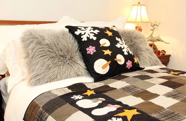 Уютная Кровать Украшена Подушками Снеговиков Рождество — стоковое фото