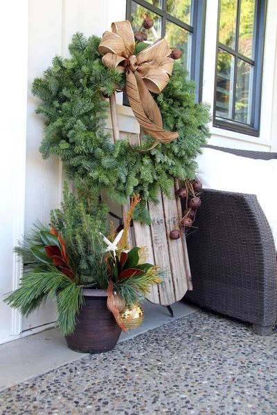 Adventskranz Und Holzschlitten Dekoration — Stockfoto