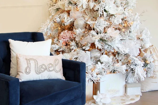 Cómoda Silla Sofá Azul Junto Hermoso Árbol Navidad Blanco Decorado —  Fotos de Stock