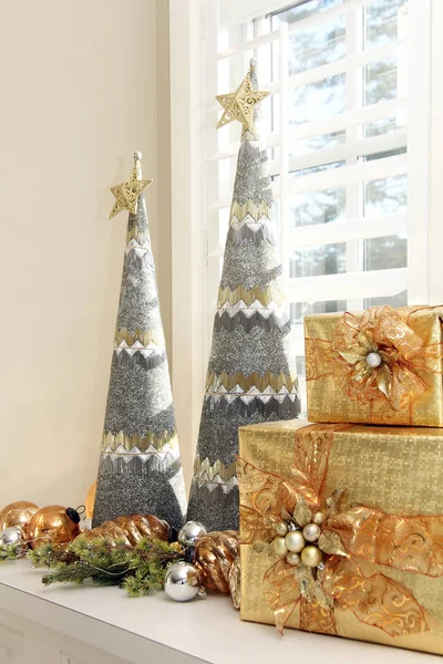 Moderní Stříbrné Vánoční Stromeček Ozdobami Vkusně Zabalený Dovolenou Dárky — Stock fotografie