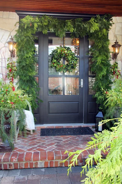 Puerta Entrada Festiva Decorada Para Navidad Con Corona Cedro Baya — Foto de Stock