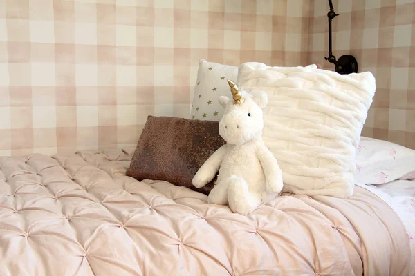 Unicorno Peluche Appoggiato Contro Cuscini Letto Una Camera Letto Ragazze — Foto Stock