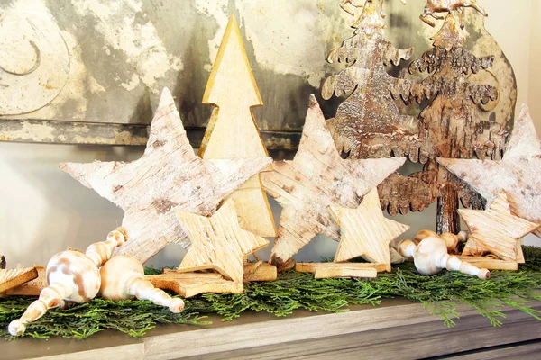 Vintage Weihnachtssterne Aus Holz Mit Viel Grün Und Holzkreisel — Stockfoto