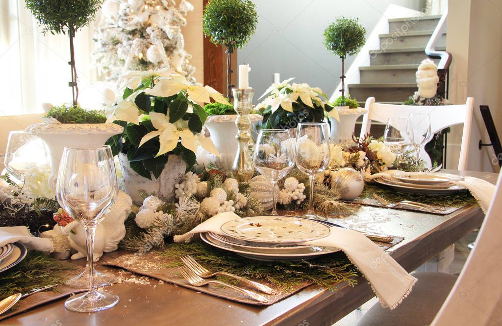 Elegant Christmas dinner table setting. 