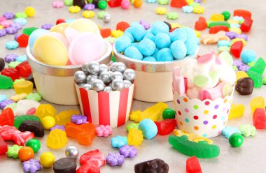 Çeşitli tatlı şeker şeker bonbon, şeker, sakız toplar ve şeker meyve dilimleri içerir. Çocukların doğum günü partisi için şeker arka plan. 