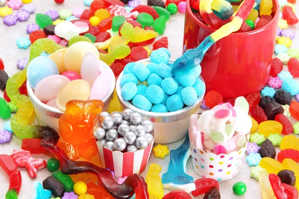 甘い砂糖菓子の盛り合わせ各種にはくみ ガムボールと砂糖フルーツ スライスが含まれます 子供の誕生日パーティーのためのキャンディ バック グラウンド概念 — ストック写真