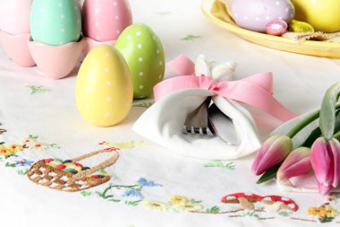 Paskalya yer zarif keten masa örtüsü ayarda. Bu trad