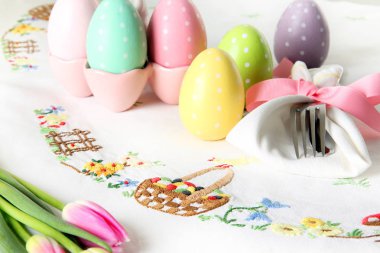 Paskalya yer zarif keten masa örtüsü ayarda. Bu trad