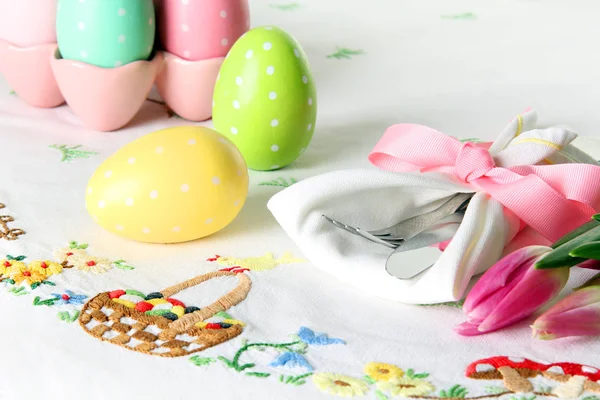 Lugar de Pascua ajuste en un elegante mantel de lino. Este trad —  Fotos de Stock