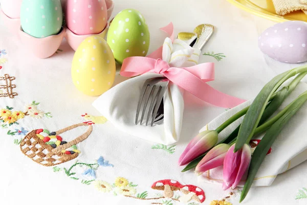 Easter place setting on an elegant linen table cloth.  This trad — Stock Photo, Image